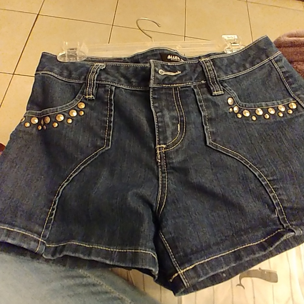 REDUCED TODAY 3-30-26 - CUTE SHORTS! 🥰